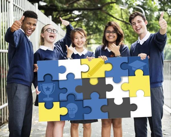 Estudiantes sosteniendo banner — Foto de Stock