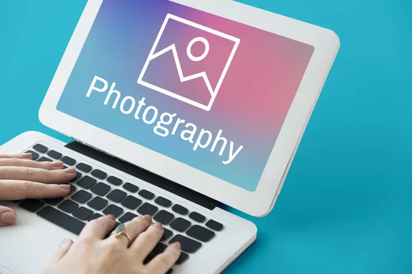 Mulher digitando no teclado do laptop — Fotografia de Stock