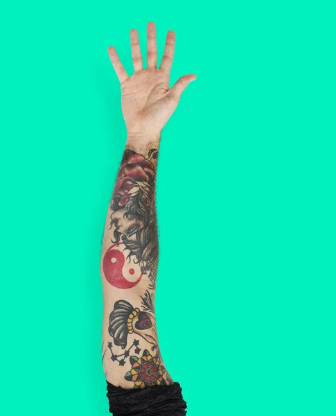 Мужская рука с татуировками — стоковое фото