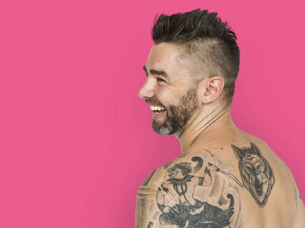 Uomo con tatuaggi sul retro — Foto Stock