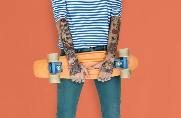 Vrouw bedrijf skateboard — Stockfoto