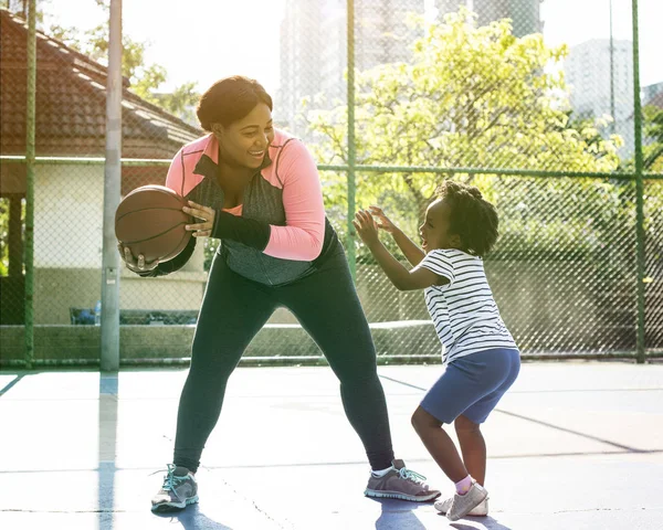 Madre e hija jugando baloncesto — Foto de Stock