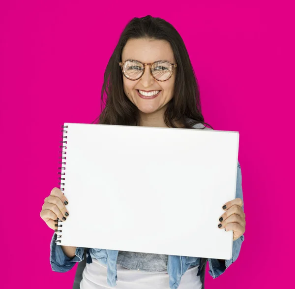 Sorrindo mulher segurando em branco Placard — Fotografia de Stock