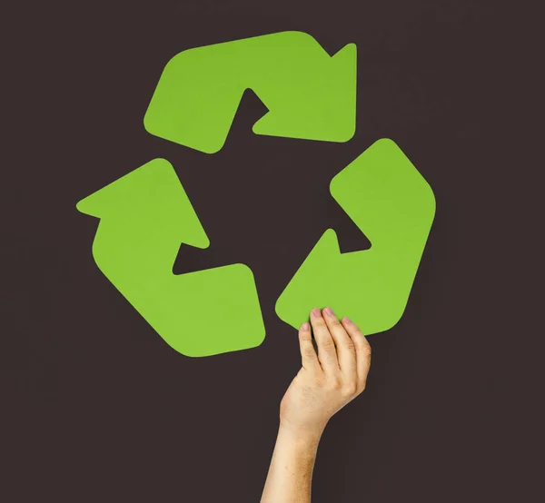 Hand hält Recyclingschild — Stockfoto