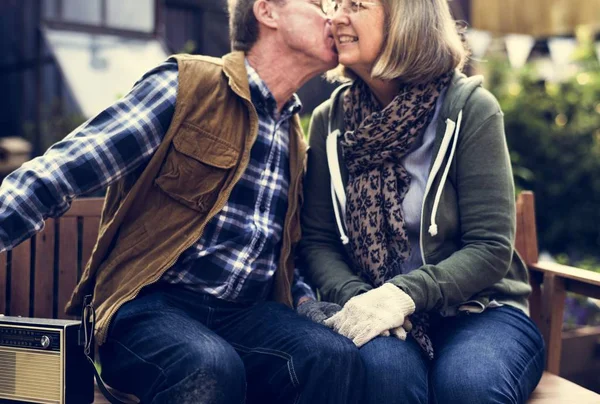 Homem dando mulher um beijo na bochecha — Fotografia de Stock