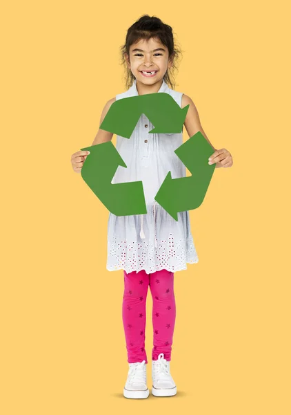 Chica sosteniendo el símbolo de reciclaje — Foto de Stock