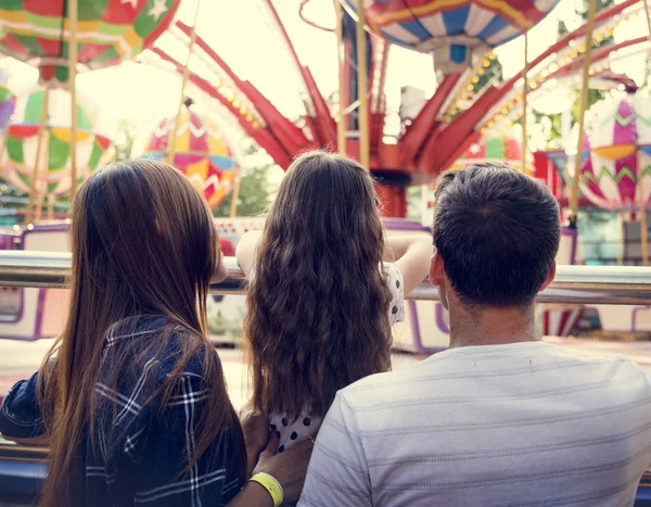 Familia divirtiéndose en el parque de atracciones — Foto de Stock