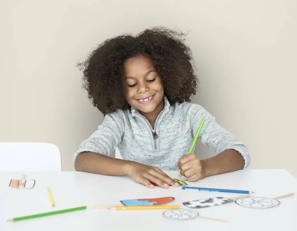 Sonriente niña dibujo — Foto de Stock