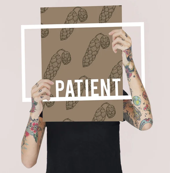 Tattooed persona che tiene banner . — Foto Stock