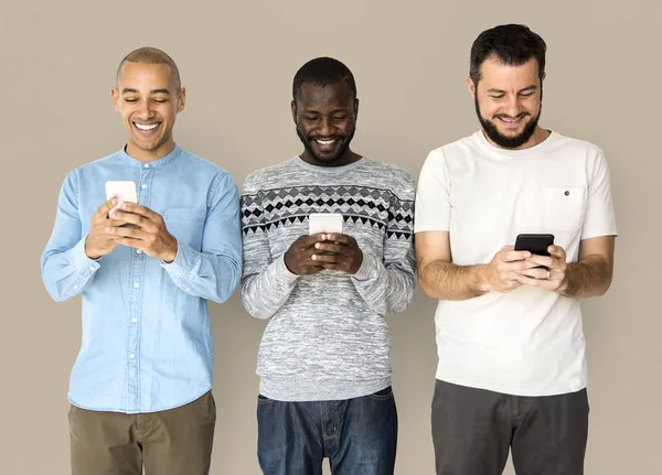 Bărbații care folosesc smartphone-uri — Fotografie, imagine de stoc