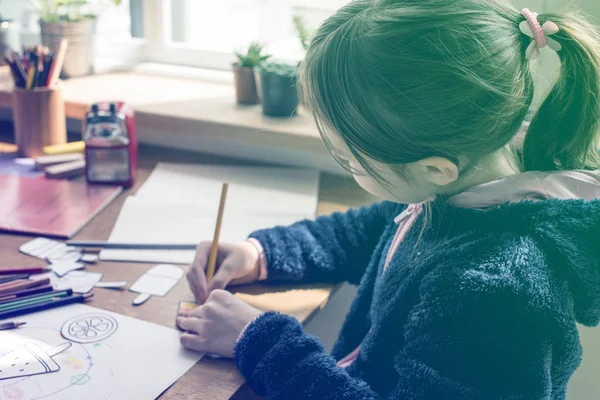 Scuola ragazza facendo casa compito — Foto Stock