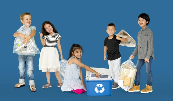 Kinder recyceln Müll — Stockfoto