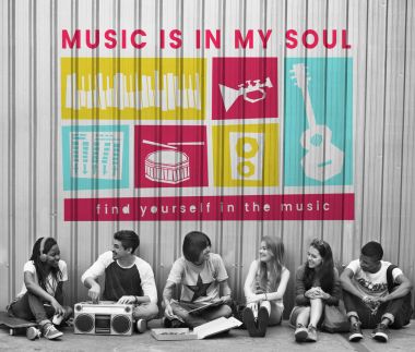 Hipster arkadaşlar müzik dinleme