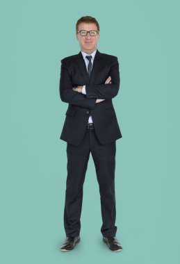 Takım elbiseli gülümseyen iş adamı