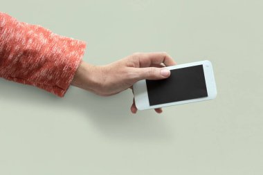 El ele tutuşan akıllı telefon.