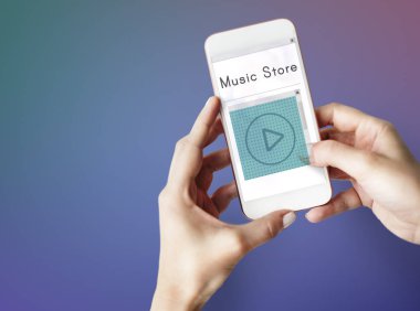 İnsan eli akıllı telefonu tutar