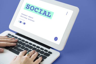 Dizüstü bilgisayarda yazan kadın klavyesi