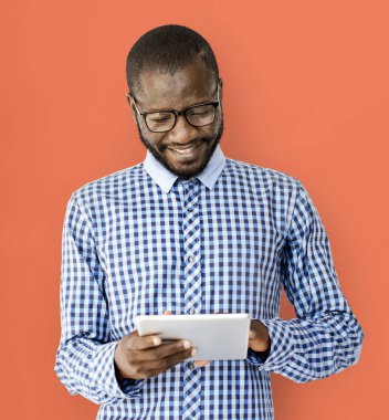 adam gözlüklü tablet kullanma