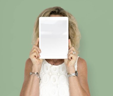 Dijital tablet tutan kadın