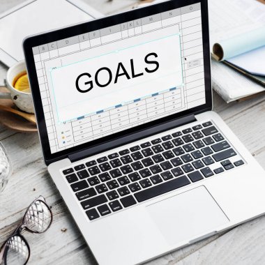 ahşap masa üstünde açılan laptop