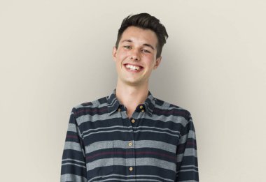 Beyaz adam gülümsüyor 