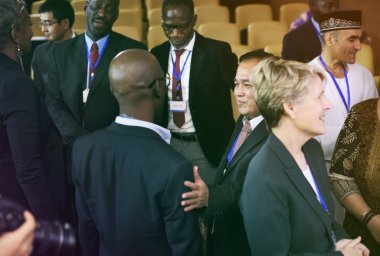 İnsanlar Uluslararası Konferansı'nda tartışıyor