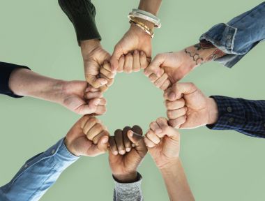bir grup insan yumruk çemberde tutuyor