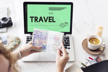 kadın holding pasaportu