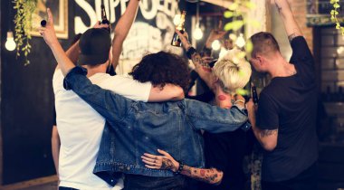 Arkadaşlar zanaat bira içmek