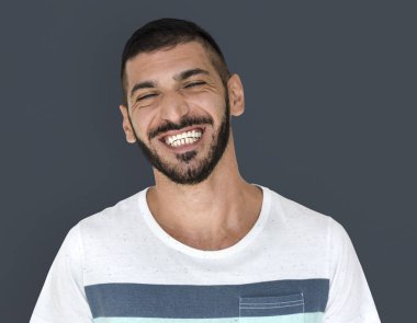 gülümseyen Ortadoğu adam