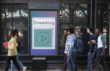 Afişini yürüyen öğrenciler 