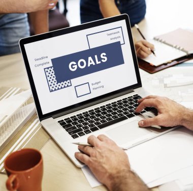 insan eli dizüstü bilgisayar kullanarak 