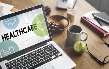 nesneleri ve masa üstünde laptop