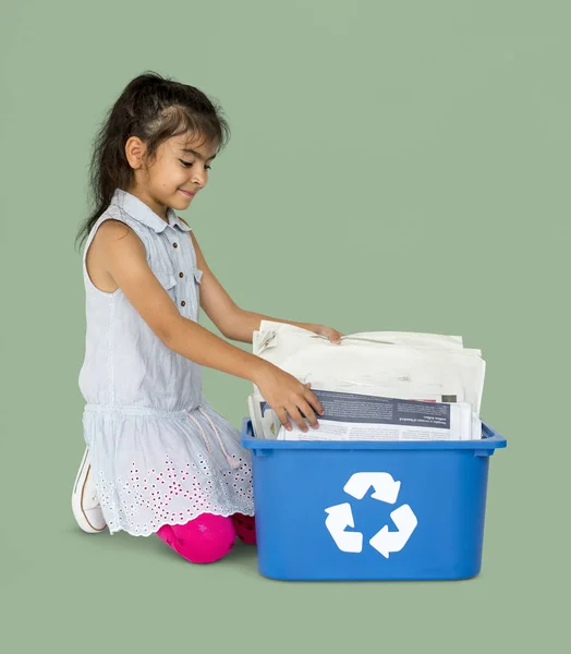 Menina com papel reciclável — Fotografia de Stock