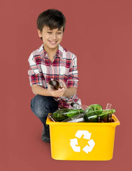 Garoto separando garrafas recicláveis — Fotografia de Stock