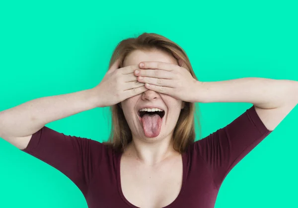 Dívka ukazující jazyk — Stock fotografie