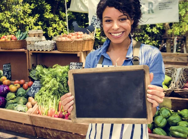 Greengrocer che vende prodotti agricoli biologici — Foto Stock