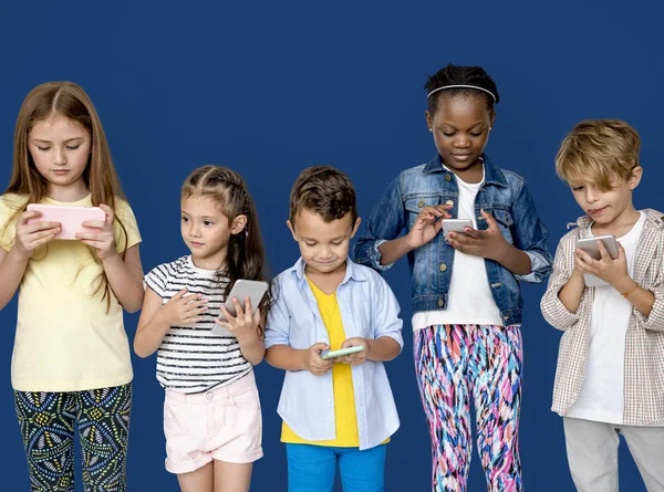 Kinderen bij het gebruik van smartphones in studio — Stockfoto