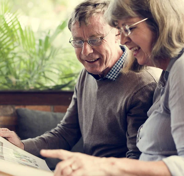 Ältere Paare lesen Buch — Stockfoto