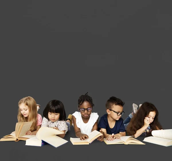 Niños leyendo libros — Foto de Stock