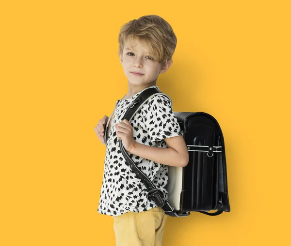 Блондинка милий хлопчик з рюкзаком — стокове фото