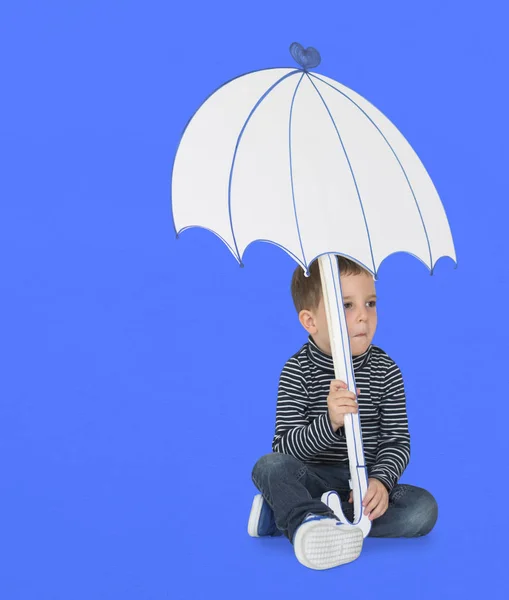 Mały chłopiec, trzymając papier parasol — Zdjęcie stockowe