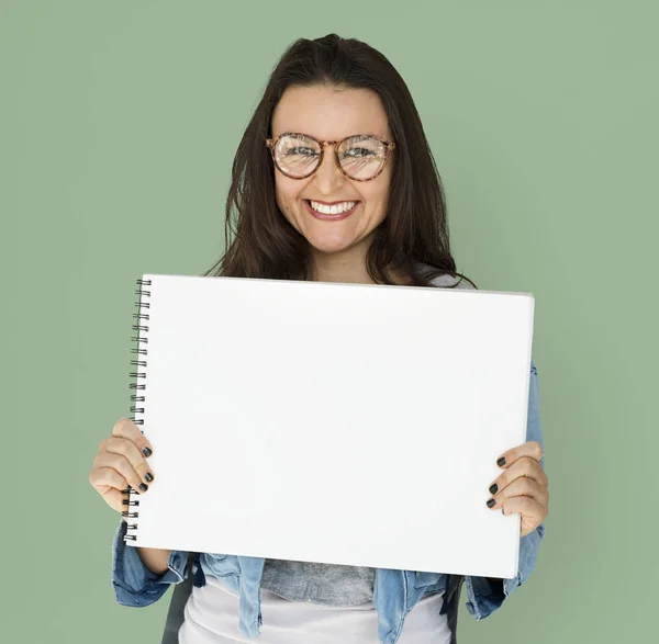 Sorrindo mulher segurando em branco Placard — Fotografia de Stock