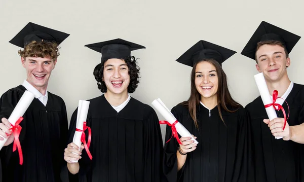 Estudiantes titulares de diplomas — Foto de Stock