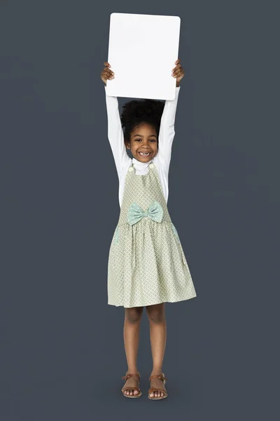 Menina segurando cartaz em branco — Fotografia de Stock