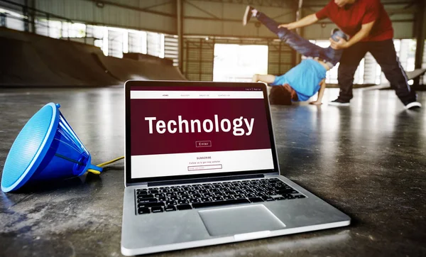 Laptop vor trainierenden Breakdancern — Stockfoto