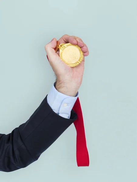 Zakenman in de hand houden van de medaille — Stockfoto