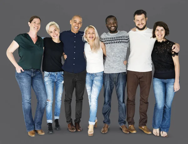 Glada vänner stå i kö — Stockfoto