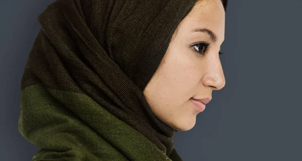 Ιδιαίτερο σχήμα αραβικού γυναίκα που παρουσιάζουν — Φωτογραφία Αρχείου