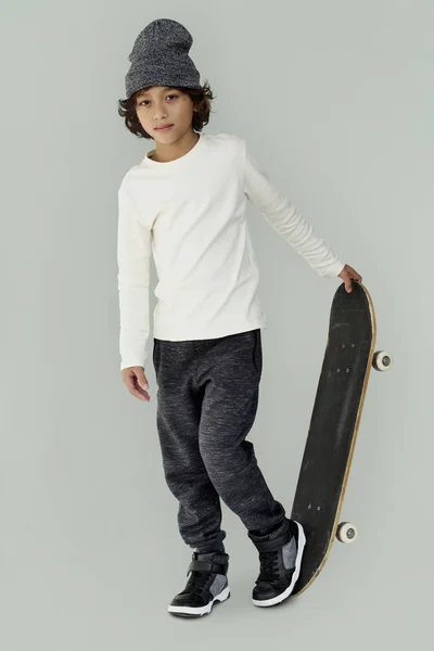 Чарівні хлопчик скейтбординга — стокове фото